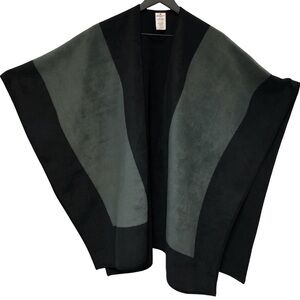 WOOLRICH TWO-Toned REVERSIBLE 
Black and Gray Fleece Wrap 
Excellent condition